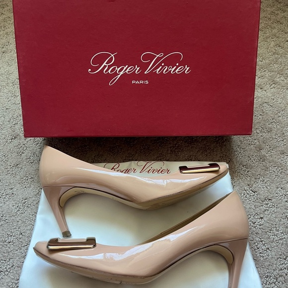 Roger Vivier Beige Patent Leather Trompette Pumps - Picture 5 of 10